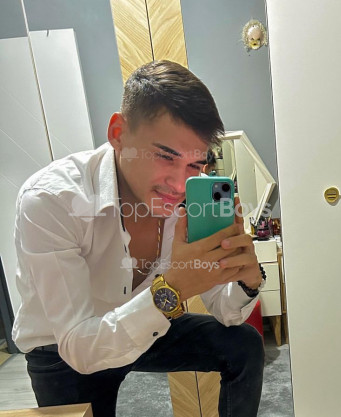 Photo escort girl Berat: the best escort service